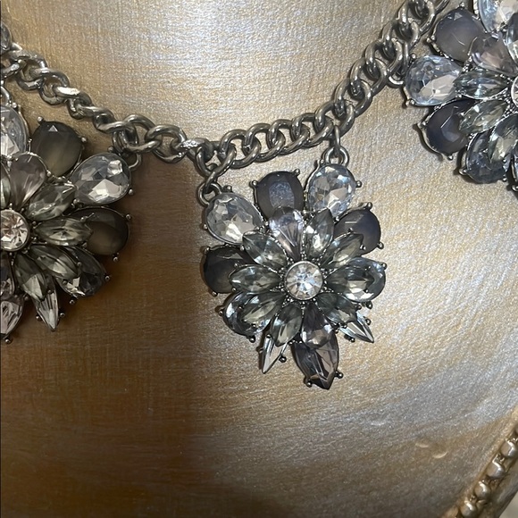 Elegant Silver Floral Necklace - Picture 9 of 9